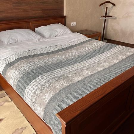 Lutsk, Double-Room Apartments Exteriör bild