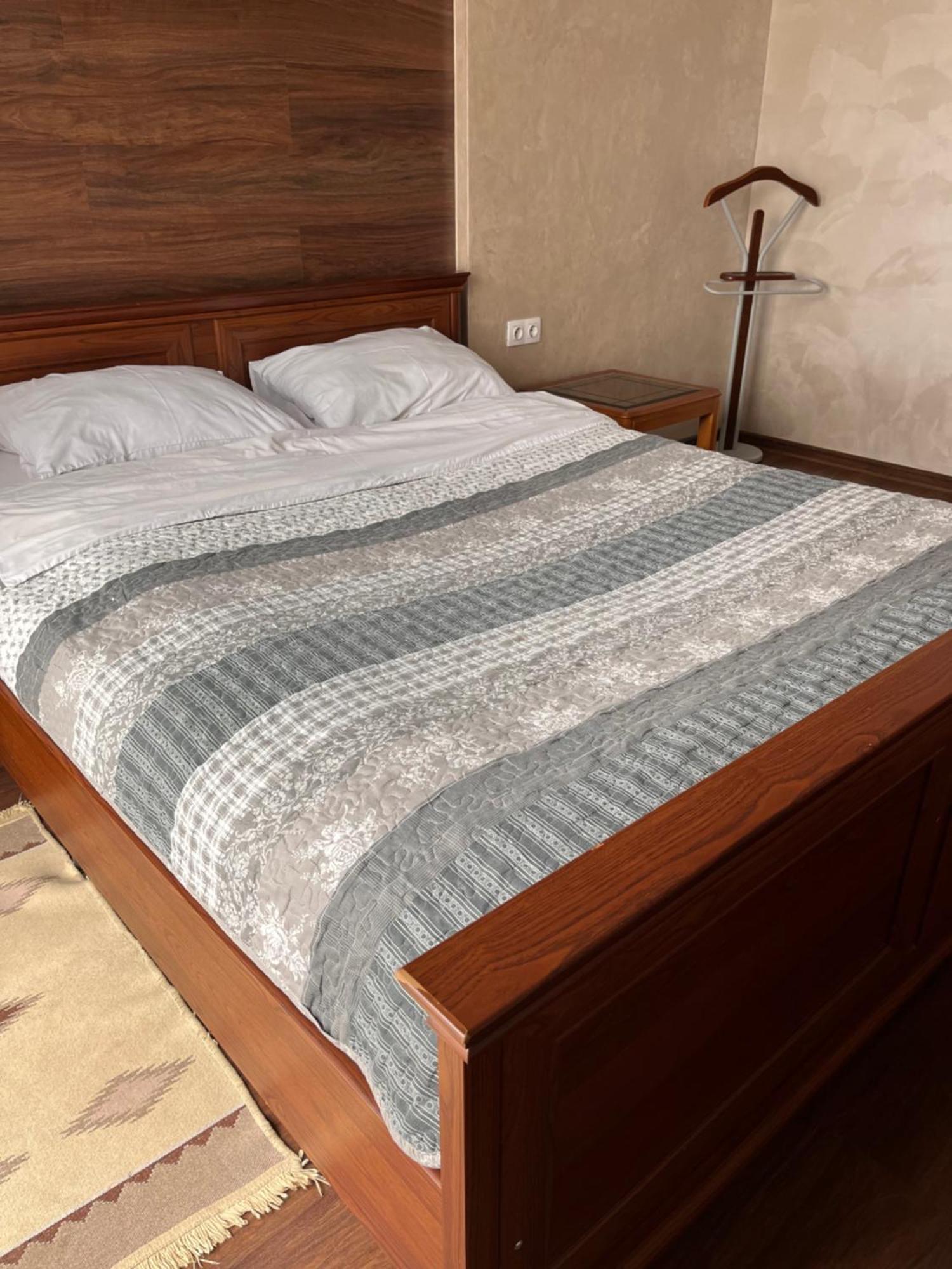 Lutsk, Double-Room Apartments Exteriör bild